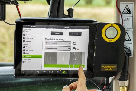 Intuitivní rozhraní Väderstad E-Control na terminálu umožňuje snadné nastavení dynamických kolejových řádků pomocí systému ISOBUS Dynamic Tramlining.